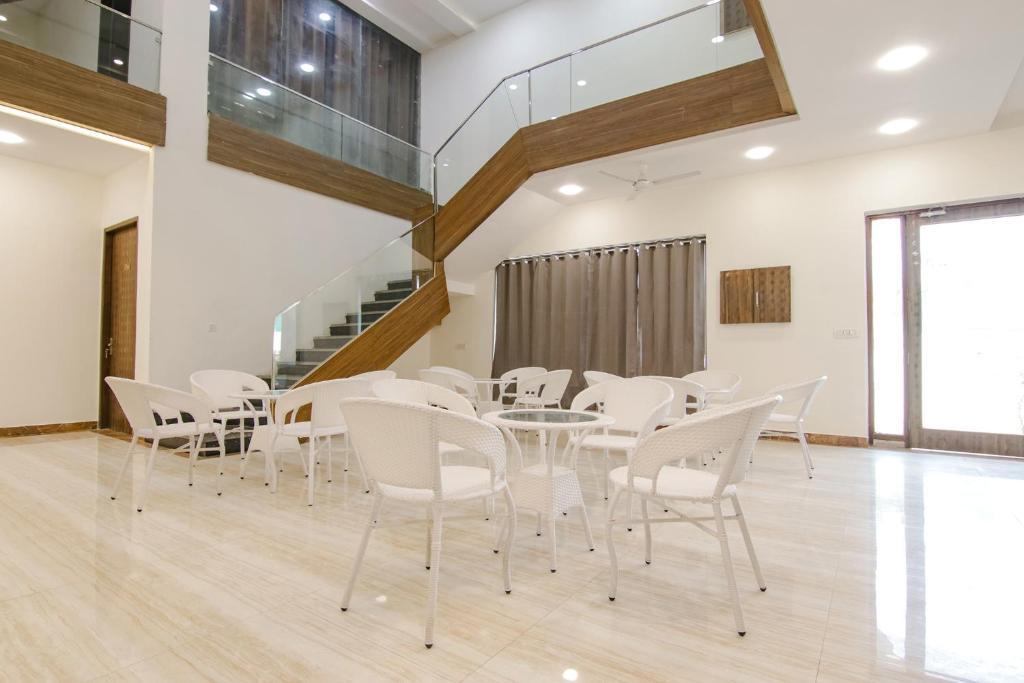 Лудхиана: FabHotel Sky Lark Farm