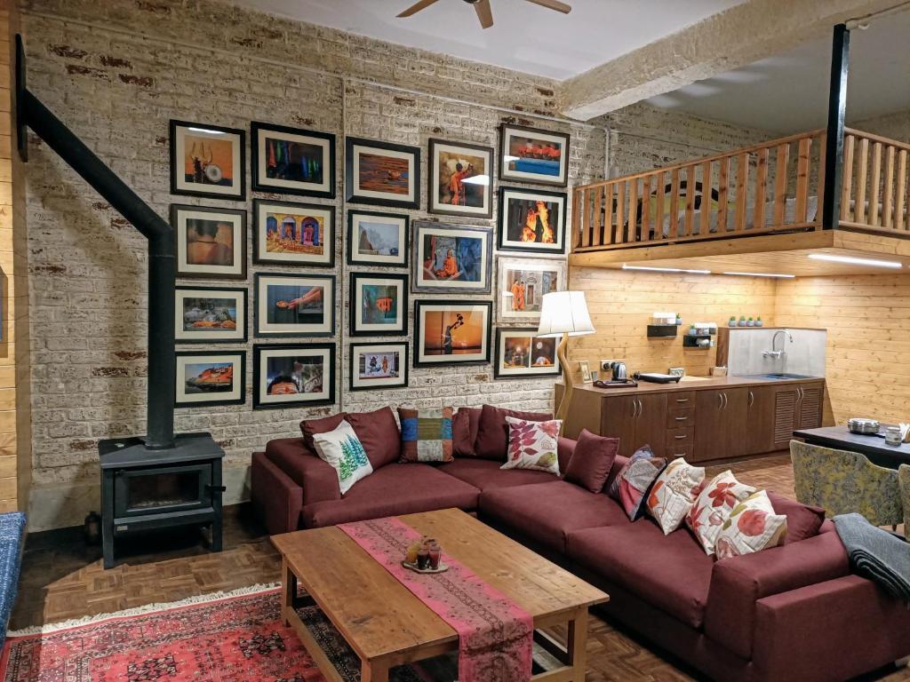Куфри: Saffronstays Ekam Walnut Suite, Chail