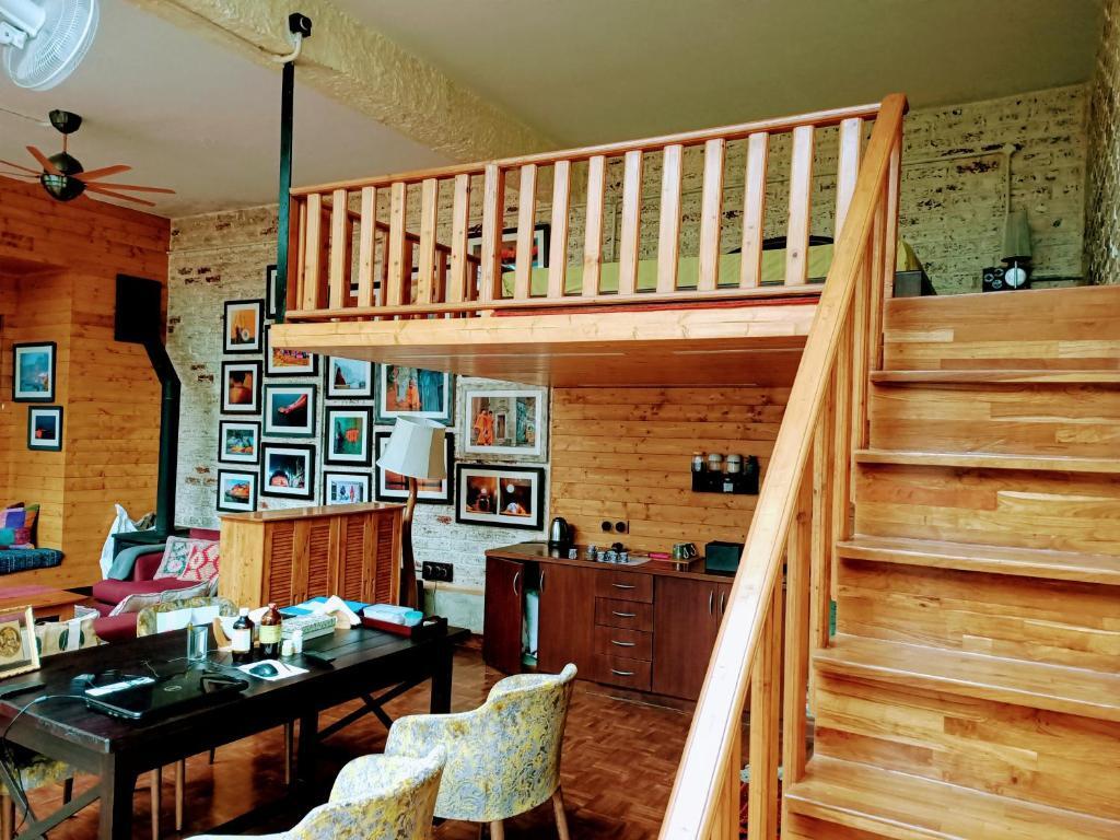 Куфри: Saffronstays Ekam Walnut Suite, Chail