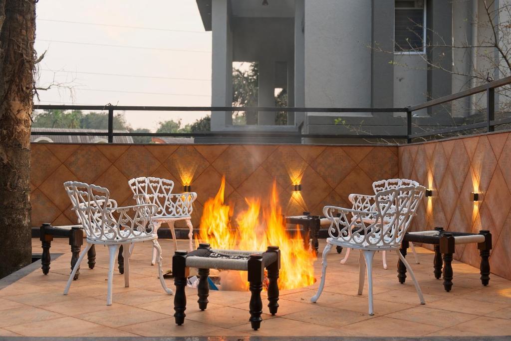 Лонавала: SaffronStays The Fusion, Lonavala - pool villa with hip interiors and indoor games