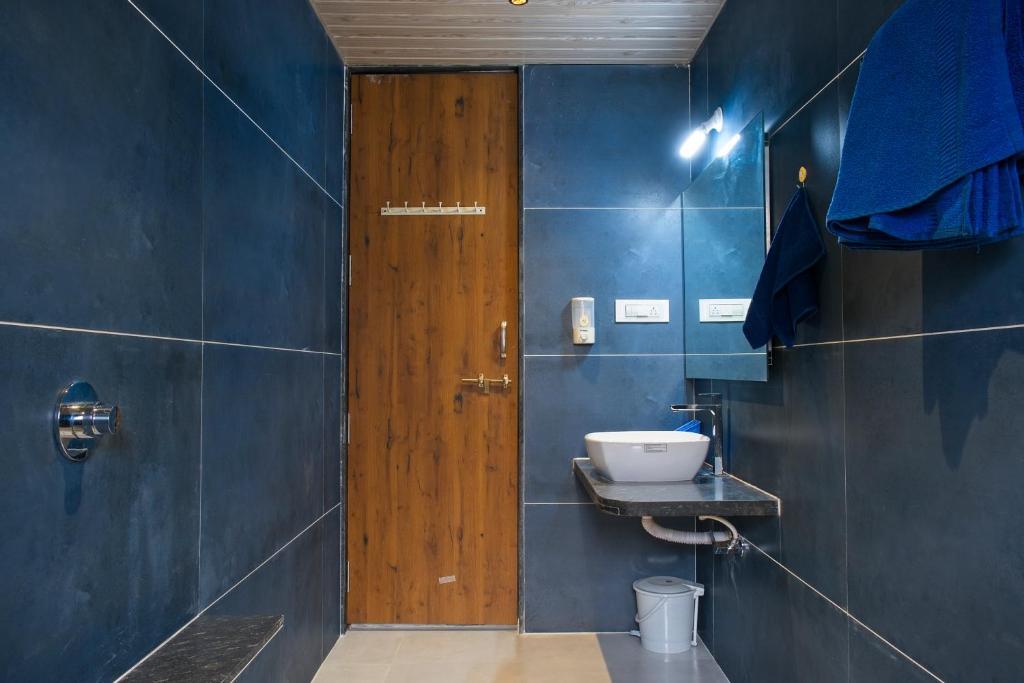 Лонавала: SaffronStays The Fusion, Lonavala - pool villa with hip interiors and indoor games