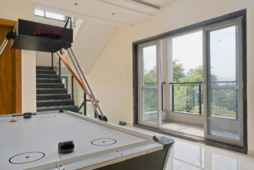 Лонавала: SaffronStays The Fusion, Lonavala - pool villa with hip interiors and indoor games