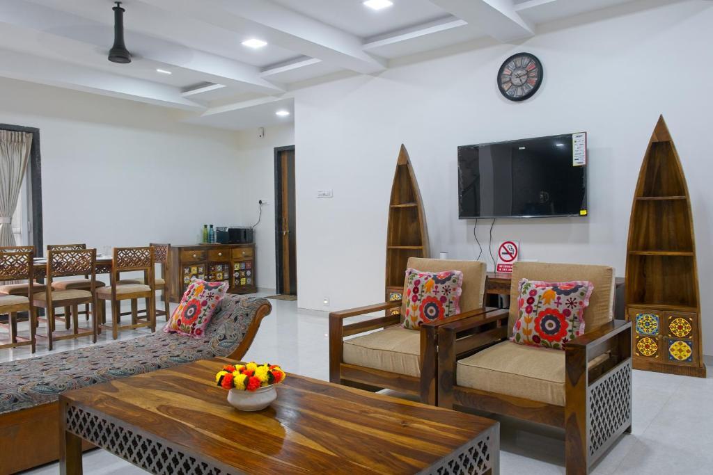 Лонавала: SaffronStays The Fusion, Lonavala - pool villa with hip interiors and indoor games
