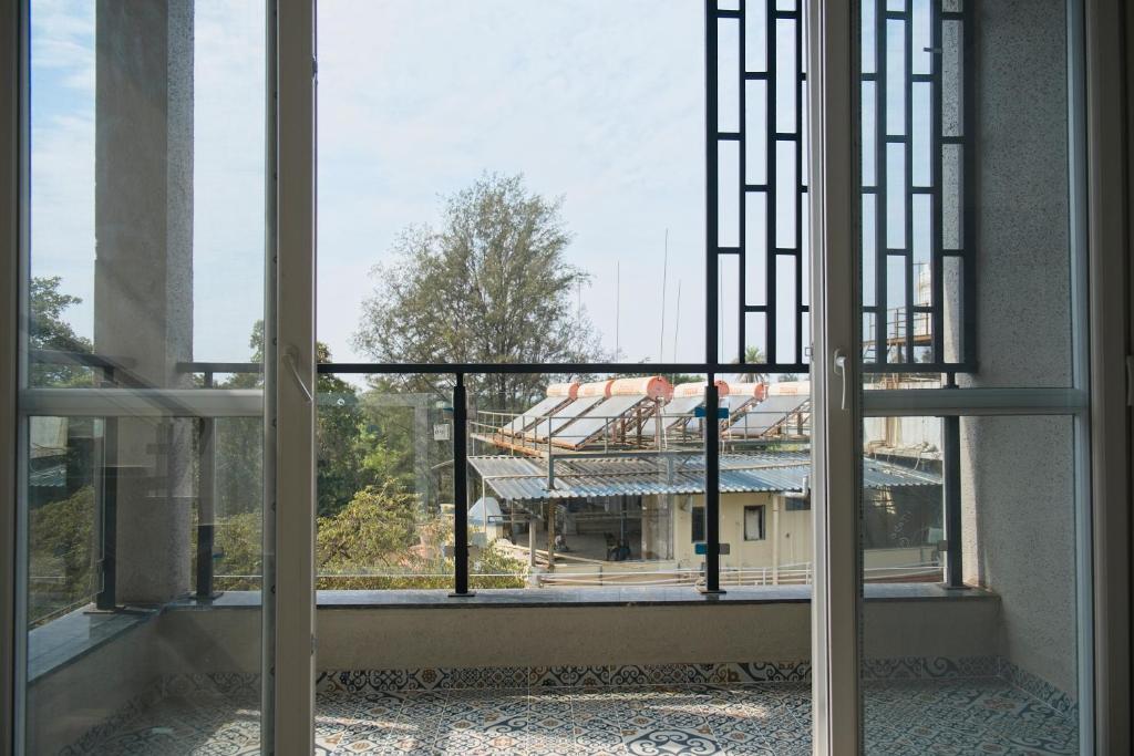 Лонавала: SaffronStays The Fusion, Lonavala - pool villa with hip interiors and indoor games
