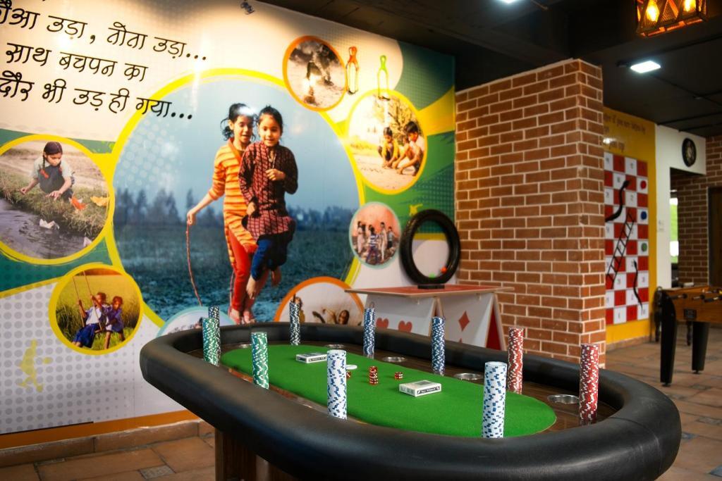 Лонавала: SaffronStays The Fusion, Lonavala - pool villa with hip interiors and indoor games