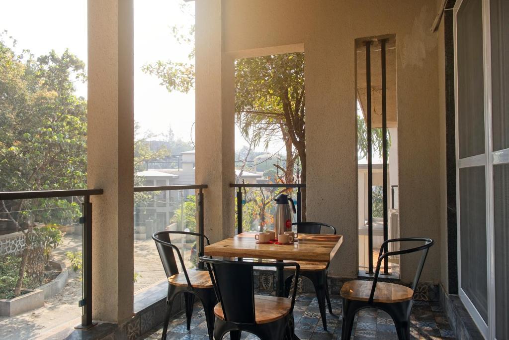 Лонавала: SaffronStays The Fusion, Lonavala - pool villa with hip interiors and indoor games
