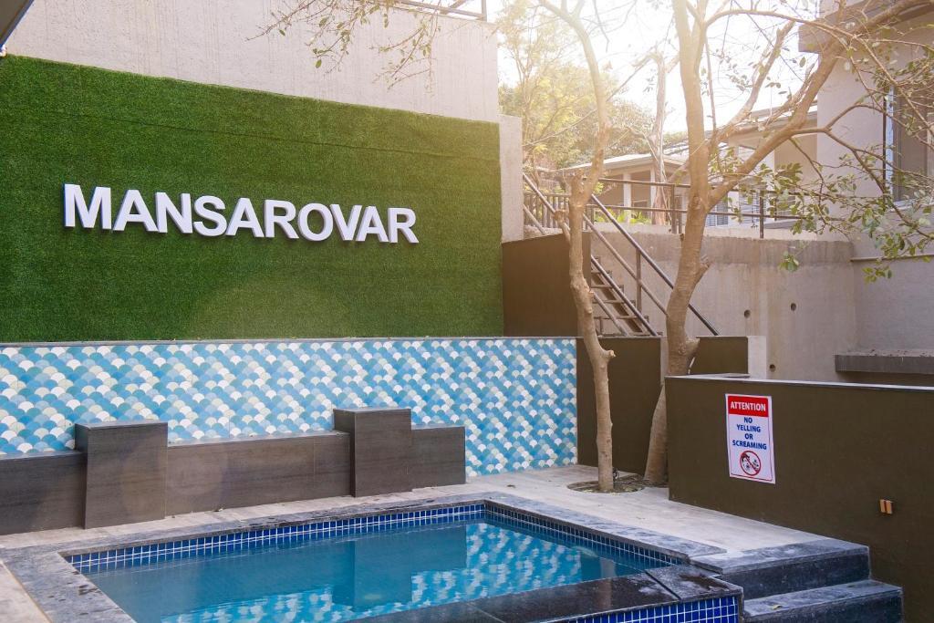 Лонавала: SaffronStays The Fusion, Lonavala - pool villa with hip interiors and indoor games
