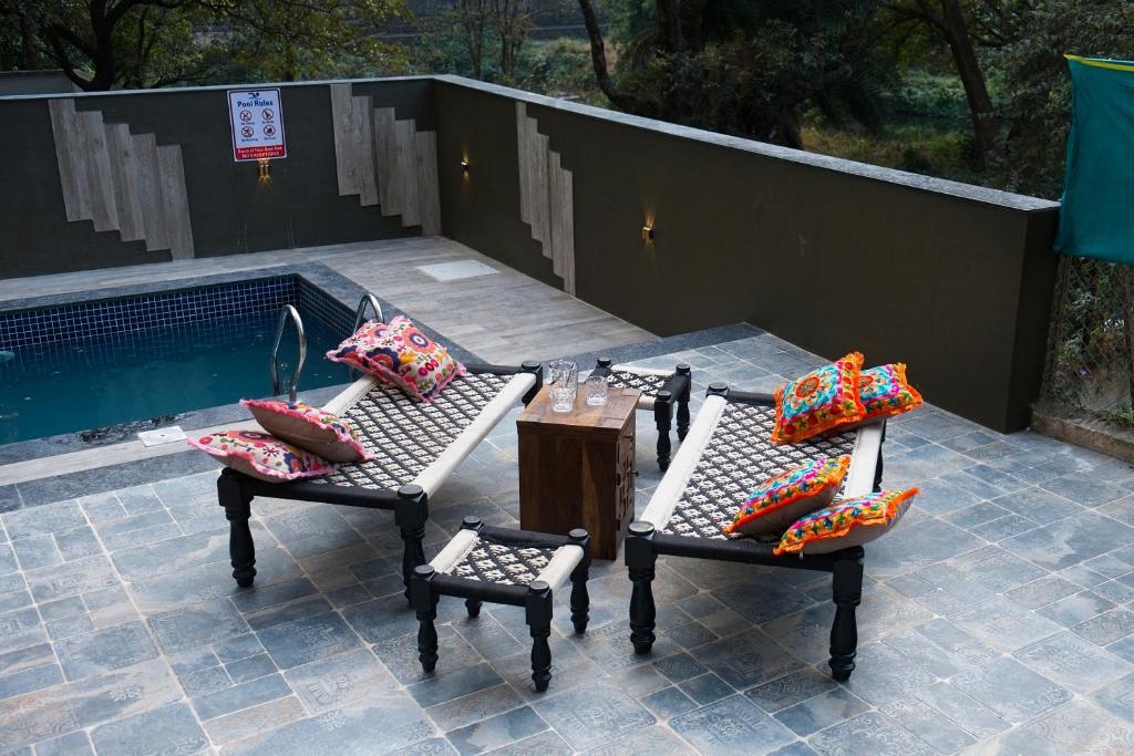 Лонавала: SaffronStays The Fusion, Lonavala - pool villa with hip interiors and indoor games