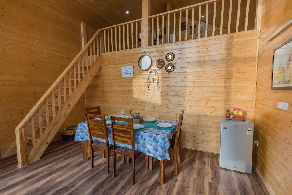 Массури: SaffronStays Cottage Glade, Dehradun - luxury wooden cottage
