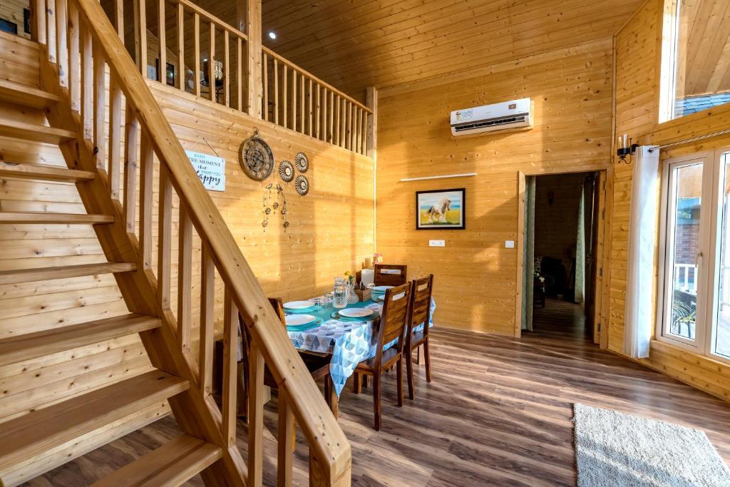 Массури: SaffronStays Cottage Glade, Dehradun - luxury wooden cottage