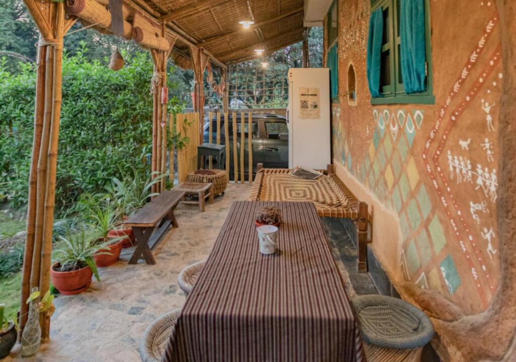 Массури: SaffronStays Kaivalya - pet-friendly sustainable mudhouse