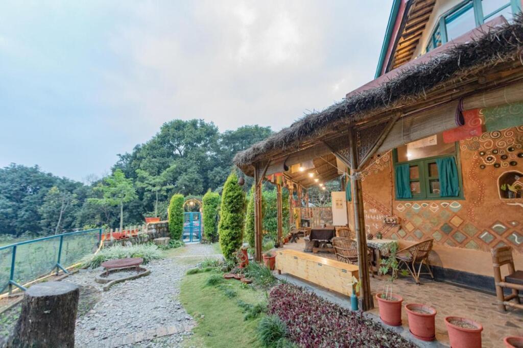 Массури: SaffronStays Kaivalya - pet-friendly sustainable mudhouse