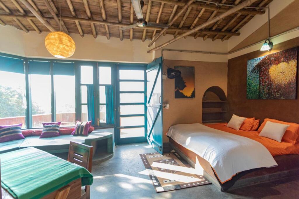 Массури: SaffronStays Kaivalya - pet-friendly sustainable mudhouse