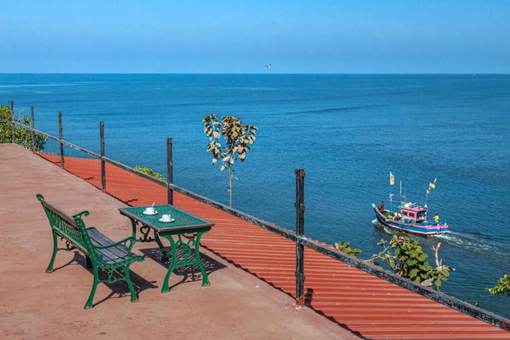 Даполи: SaffronStays Athaang, Dapoli