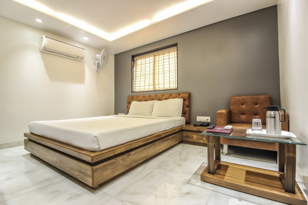 Сурат: Tirupati International Hotel
