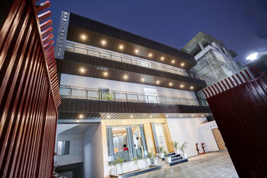 Варанаси: Townhouse 1049 Super Three Premium
