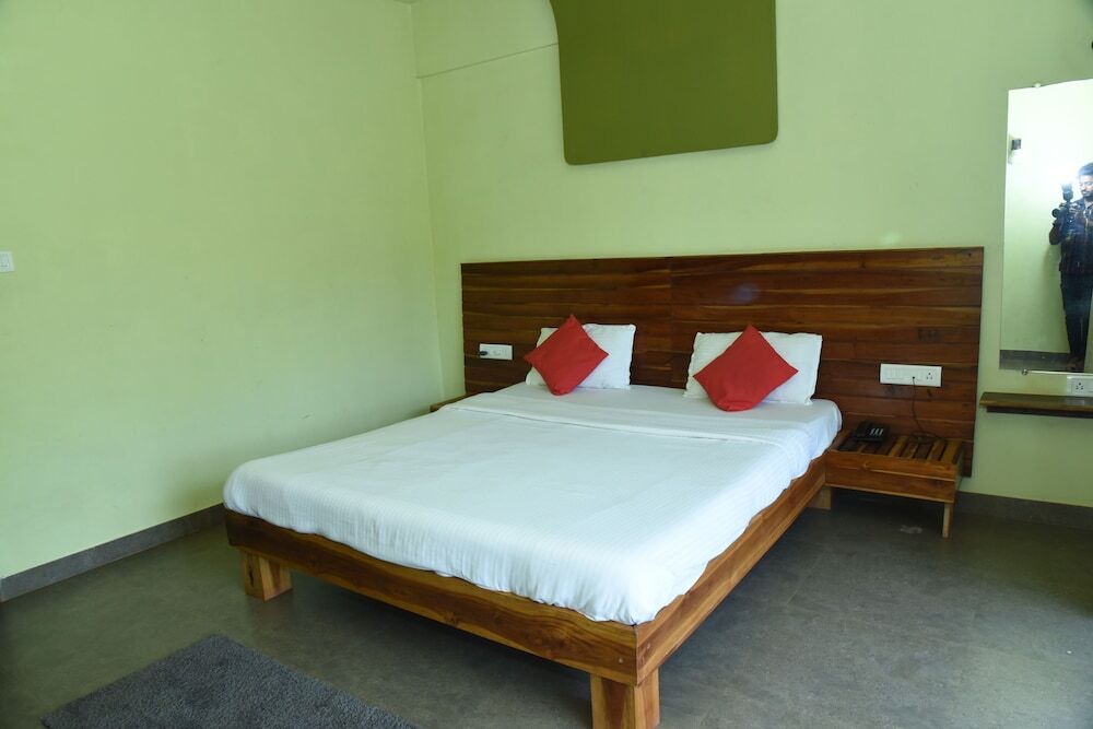 Даполи: Laguna Beach Resort Murud