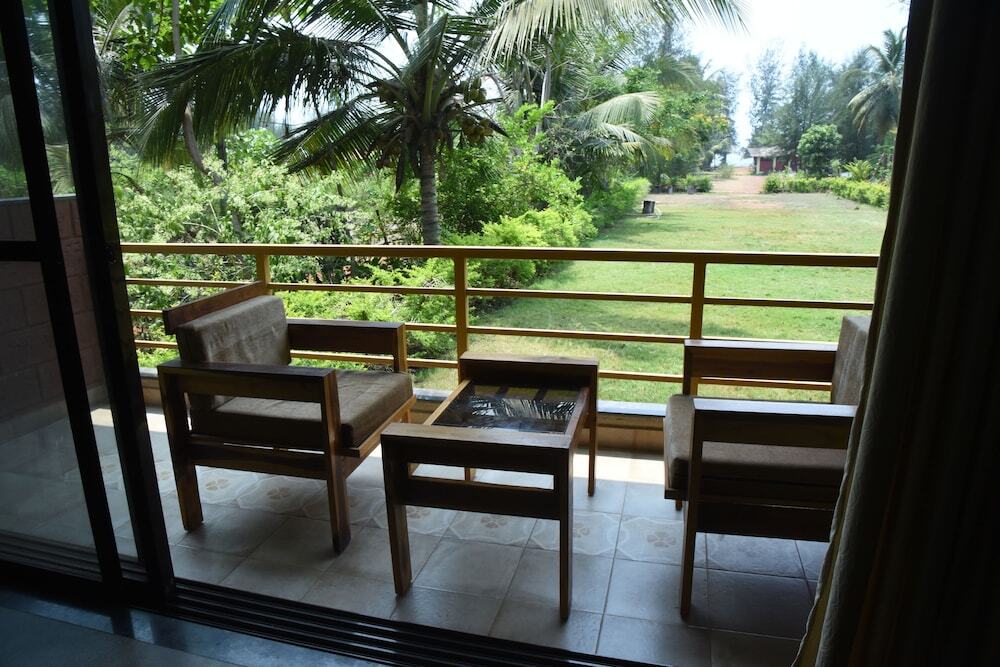 Даполи: Laguna Beach Resort Murud