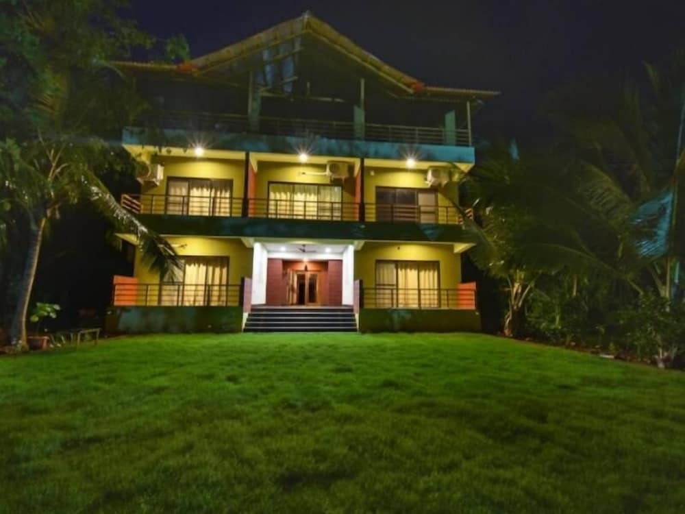 Даполи: Laguna Beach Resort Murud