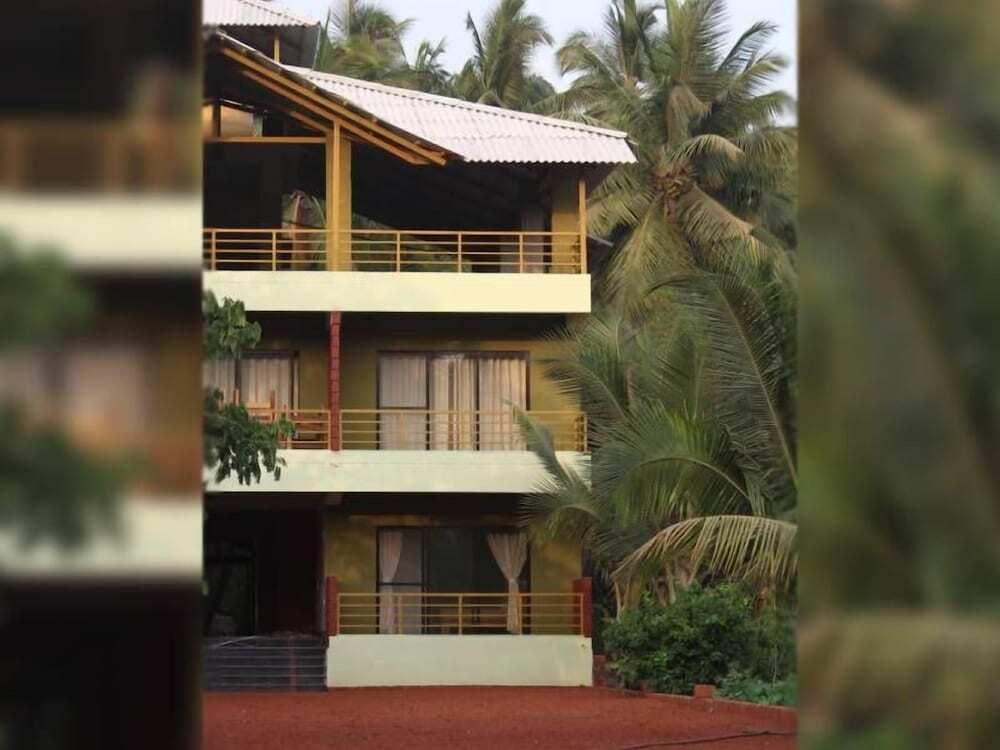 Даполи: Laguna Beach Resort Murud