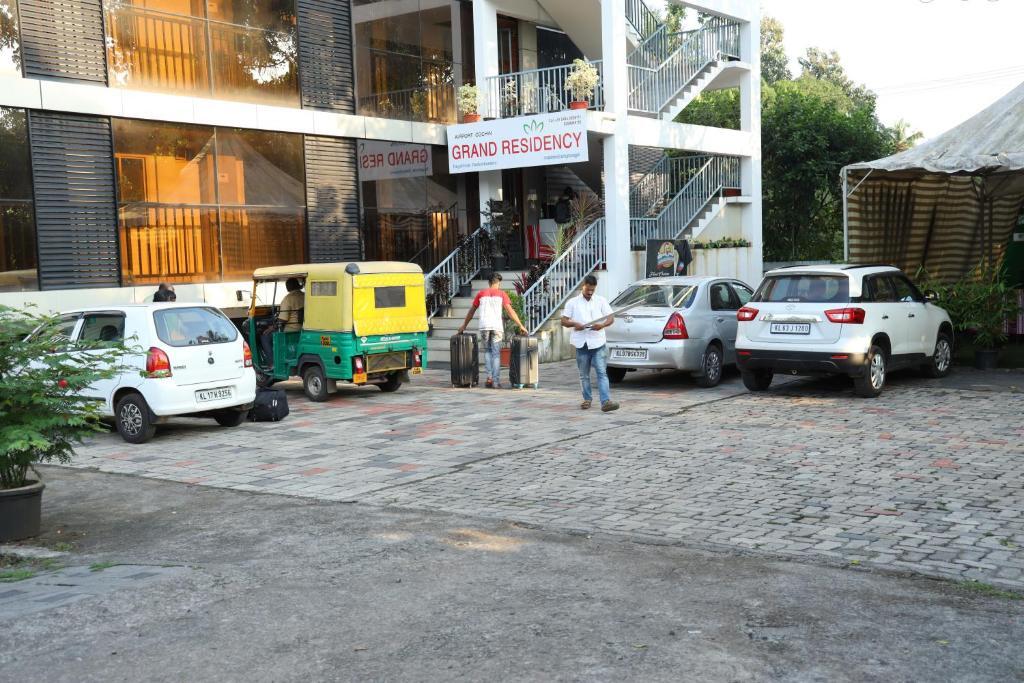 Ангамали: Airport Cochin Grand Residency , NEDUMBASSERY