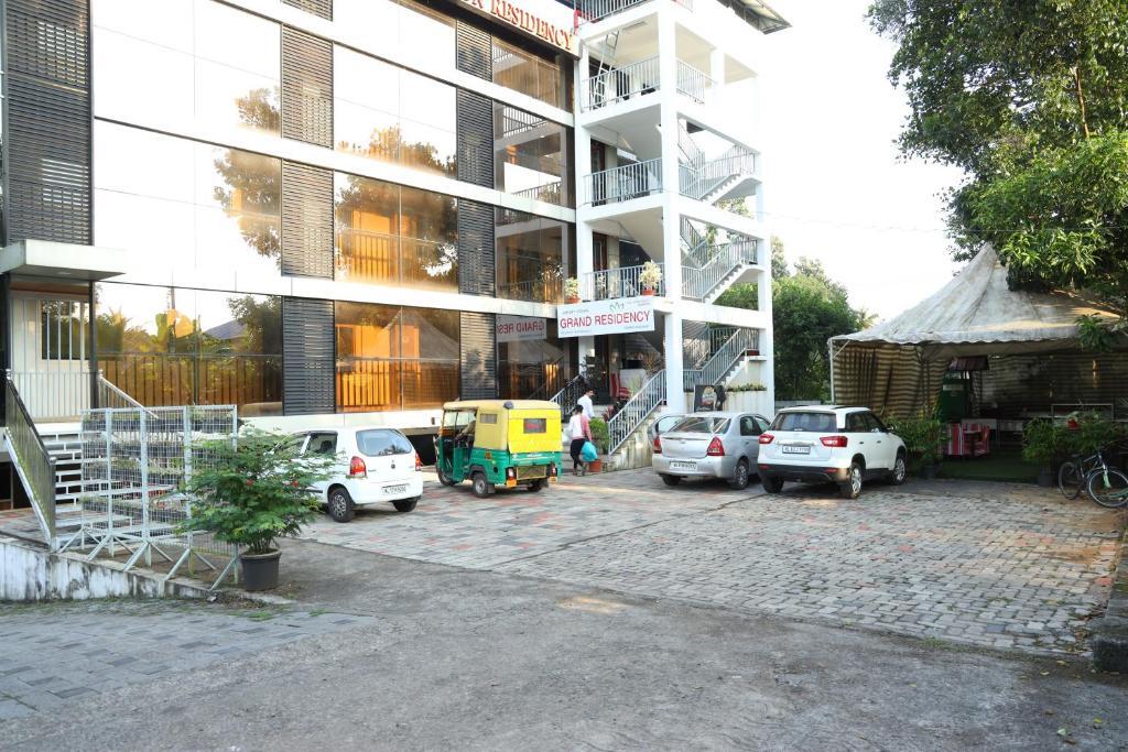 Ангамали: Airport Cochin Grand Residency , NEDUMBASSERY