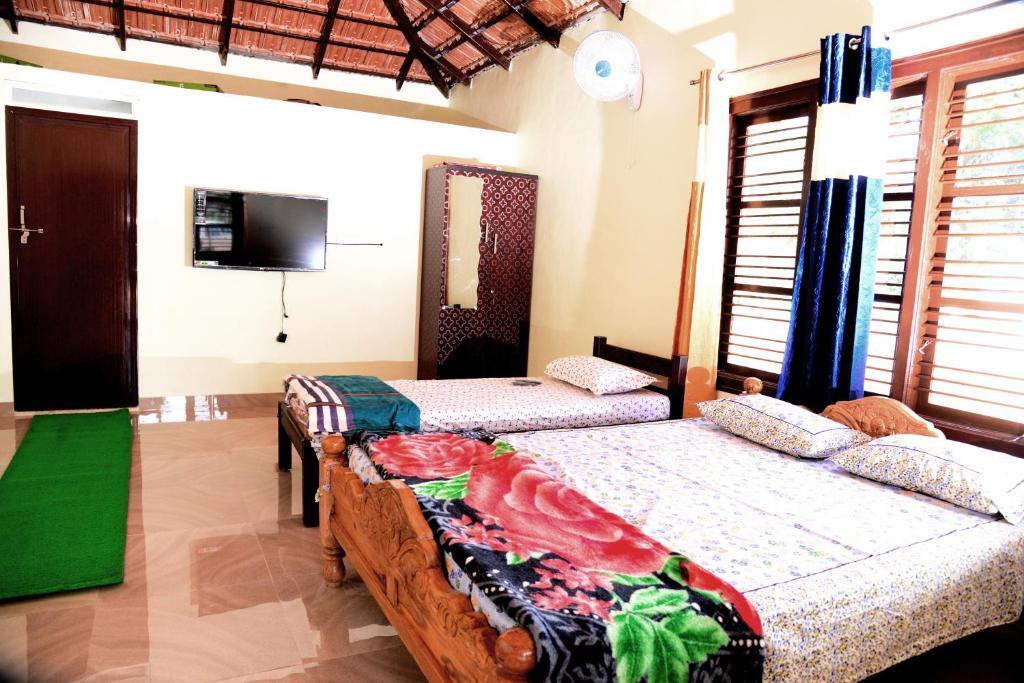 Sakleshpur: BlueMoon Homestay - Near to falls & Trekking
