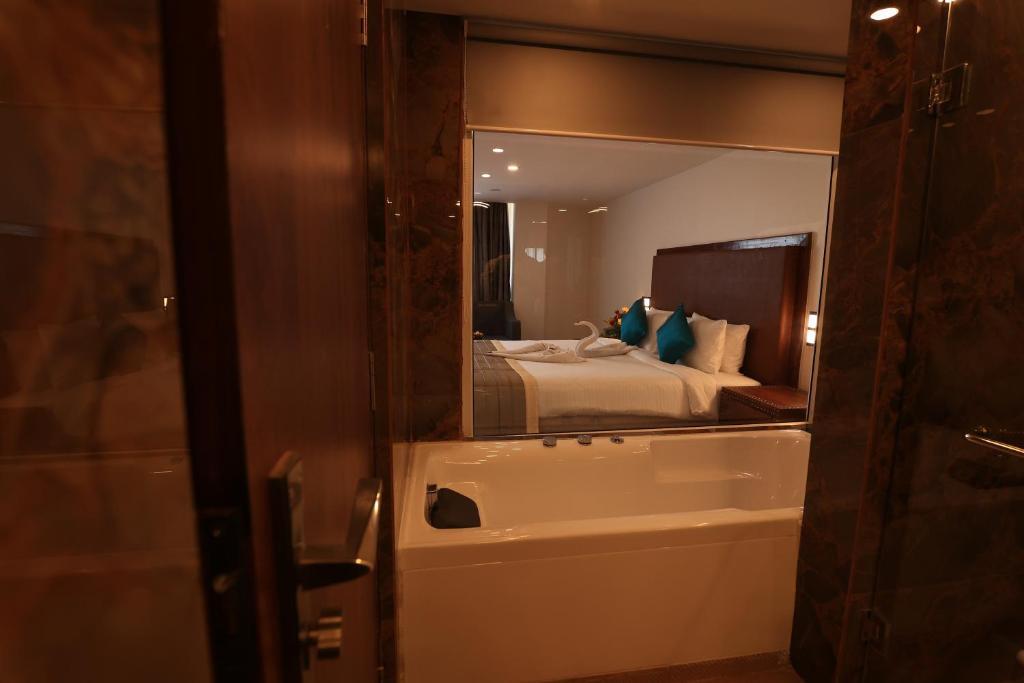 Пури: Seven Hills Hotels