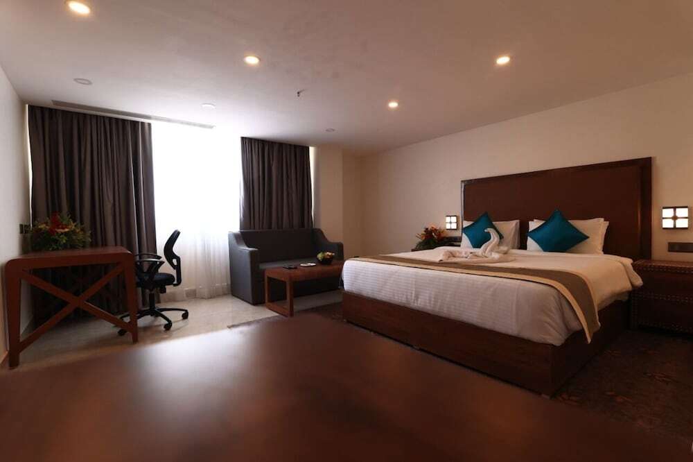 Пури: Seven Hills Hotels