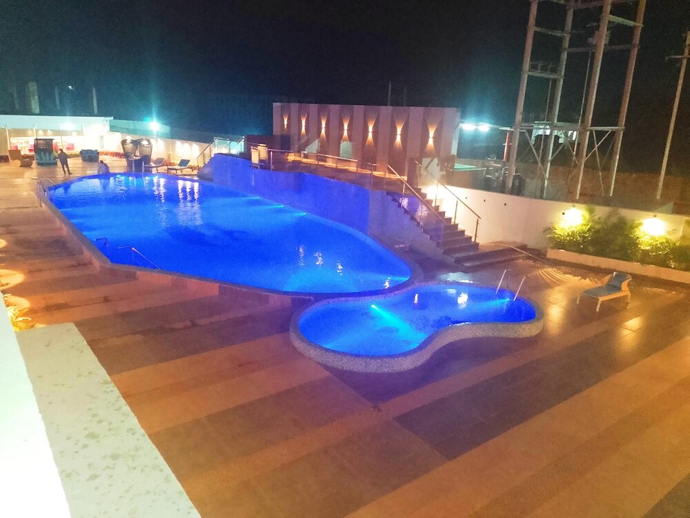 Пури: Seven Hills Hotels