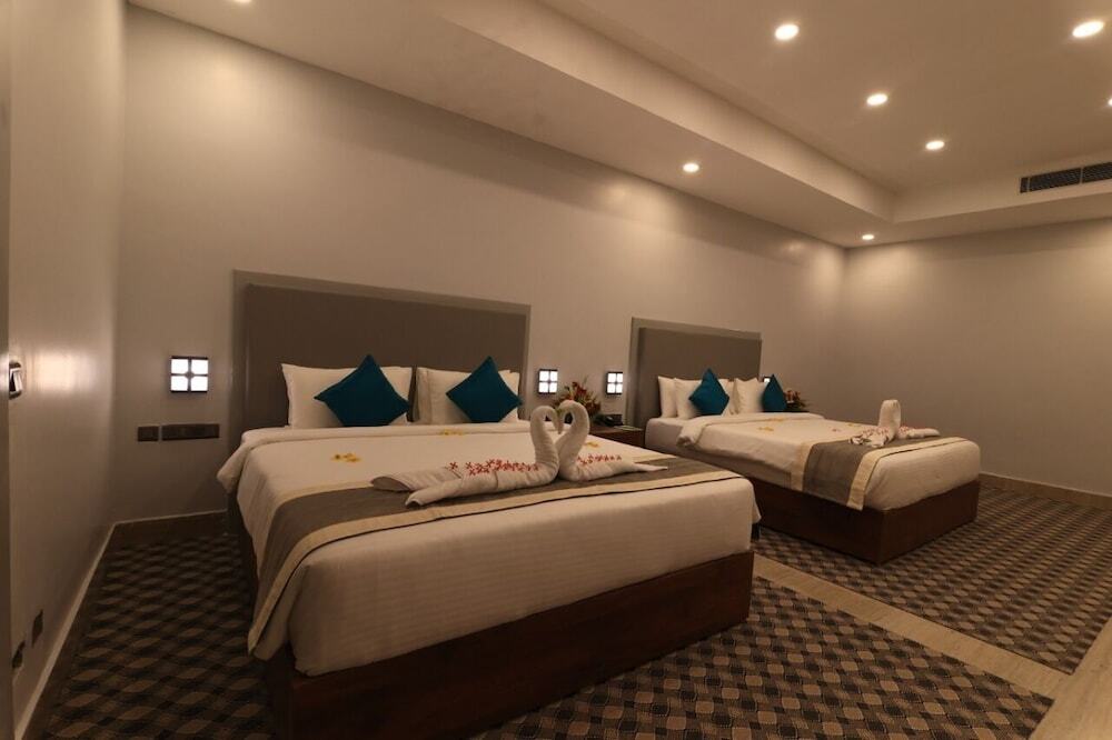 Пури: Seven Hills Hotels