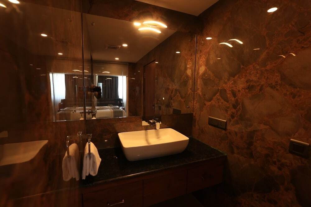 Пури: Seven Hills Hotels