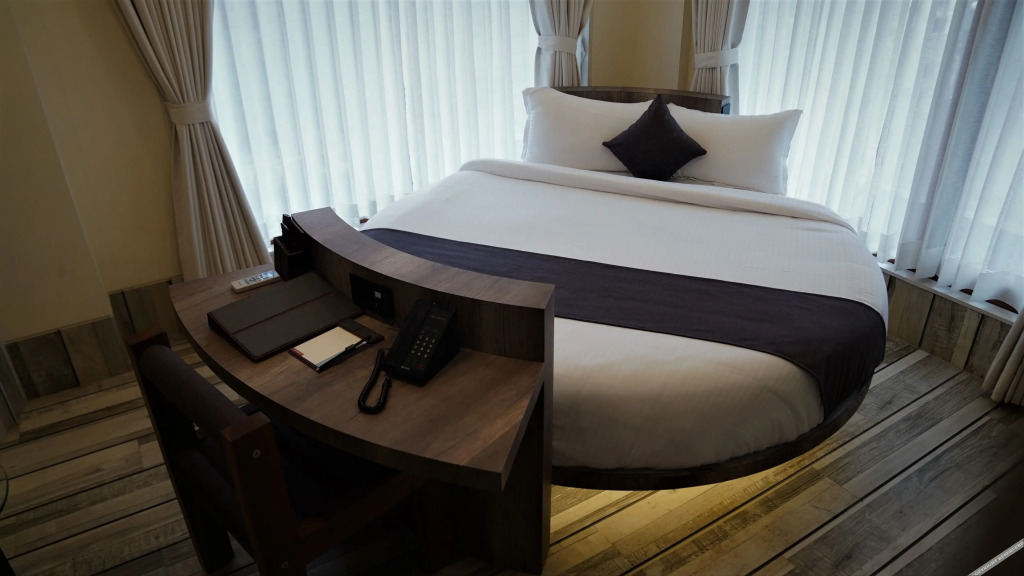 Сурат: De Glance Hotel