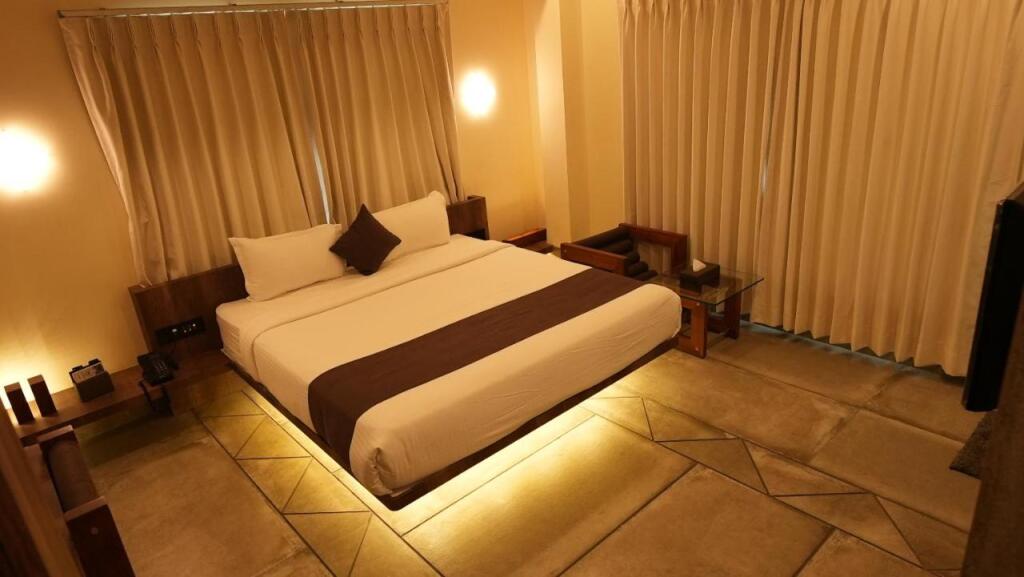 Сурат: De Glance Hotel