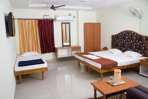 Тирупати: VIHAS INN (pvr residency)