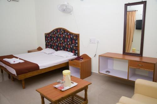 Тирупати: VIHAS INN (pvr residency)