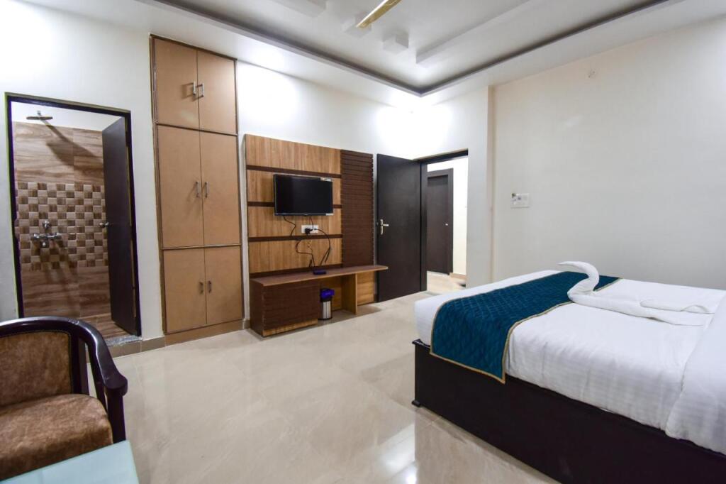 Праяградж: Advantage Inn