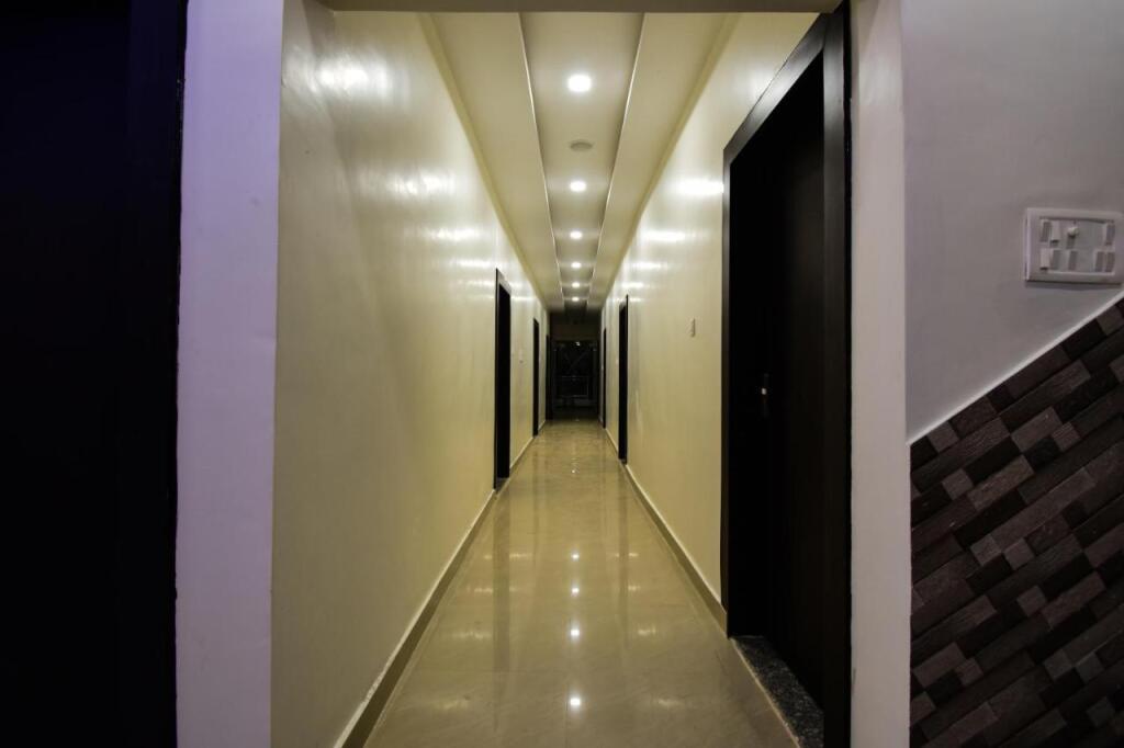 Праяградж: Advantage Inn