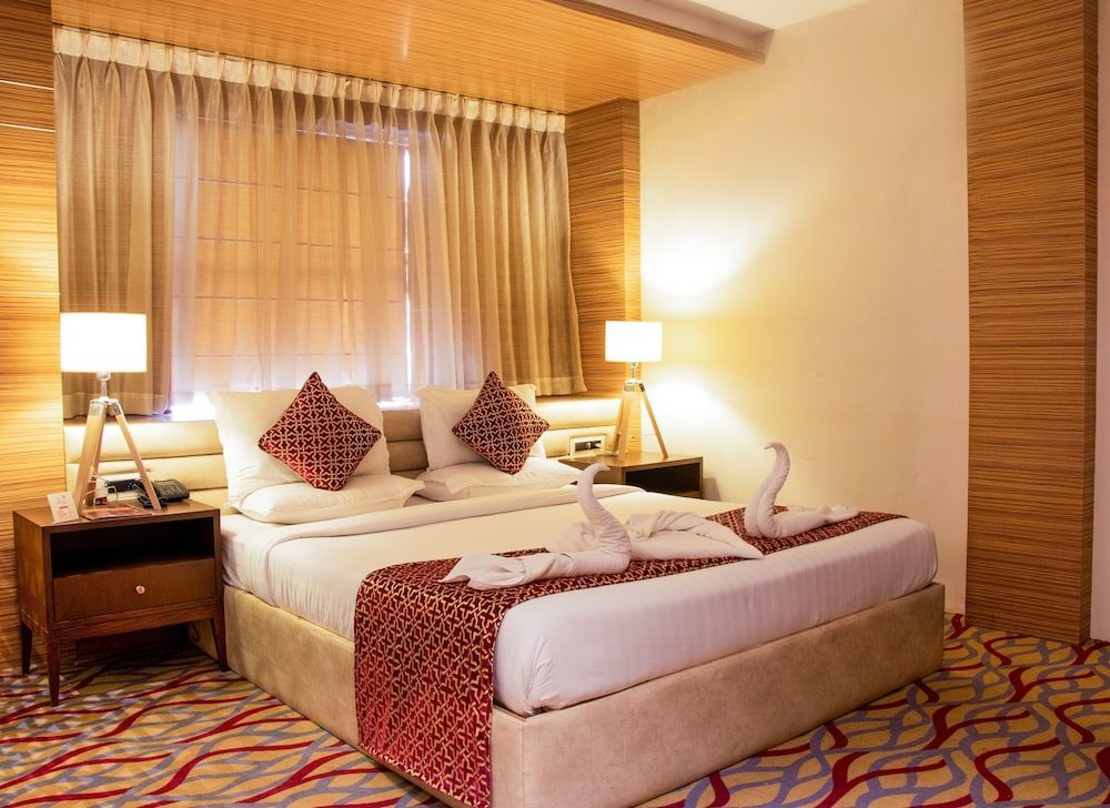 Рева: Hotel Landmark
