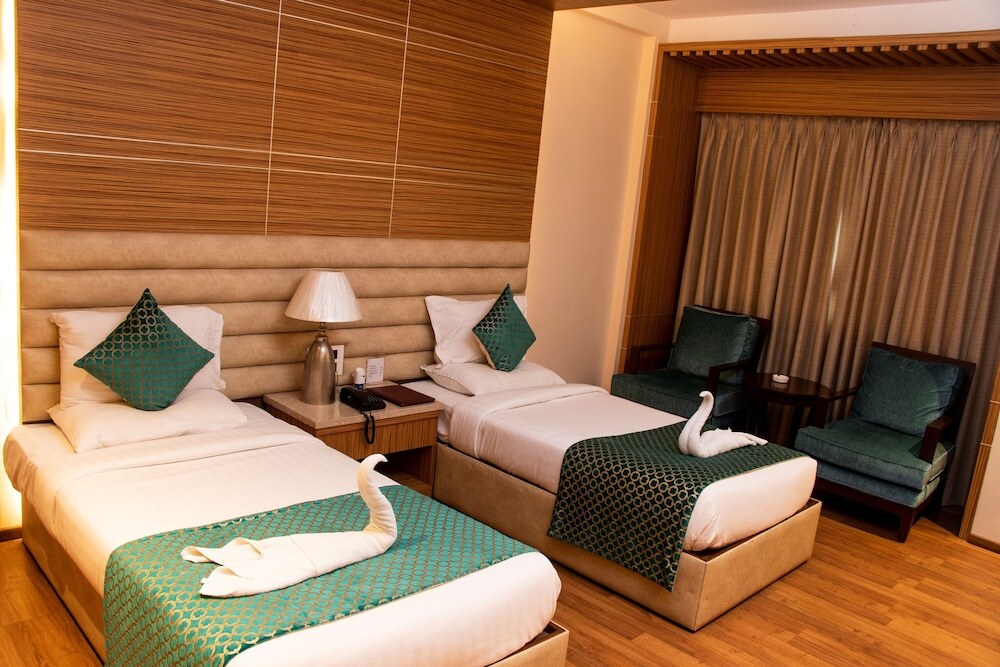 Рева: Hotel Landmark