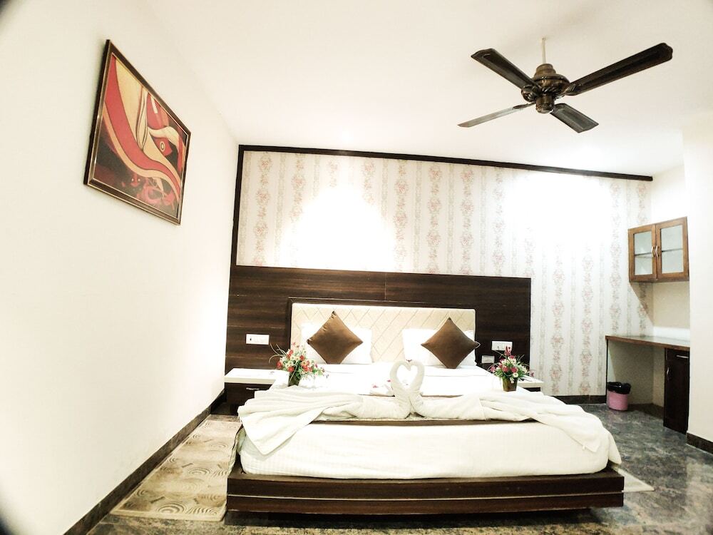 Рева: Hotel Landmark Residency