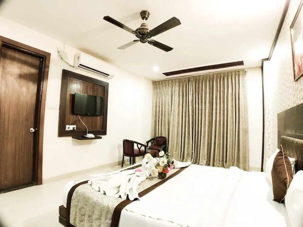 Рева: Hotel Landmark Residency