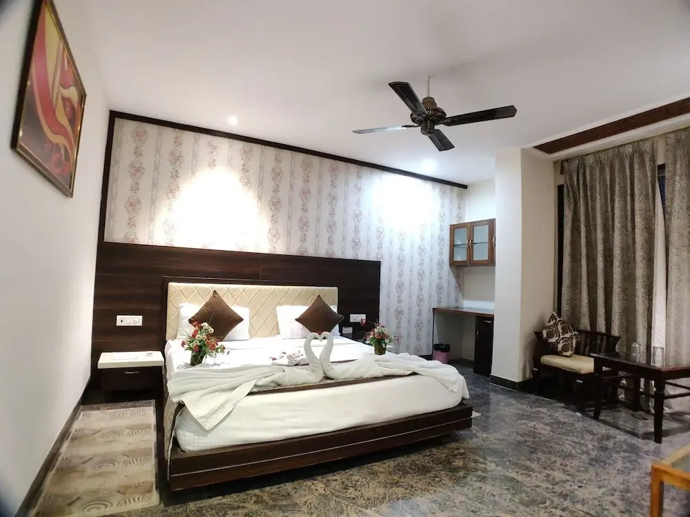 Рева: Hotel Landmark Residency