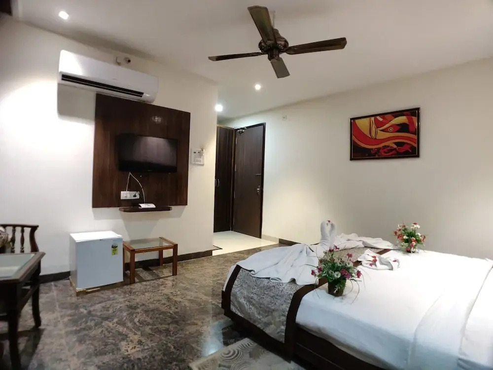 Рева: Hotel Landmark Residency