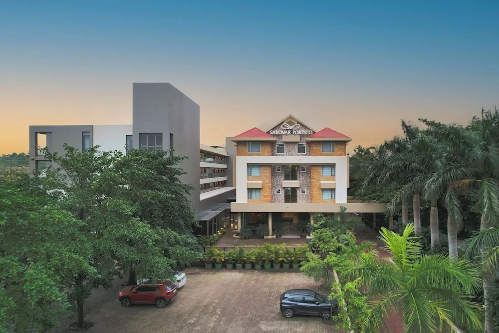 Сазан: Sarovar Portico Sasangir