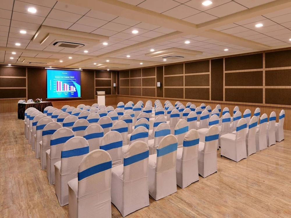 Сазан: Sarovar Portico Sasangir