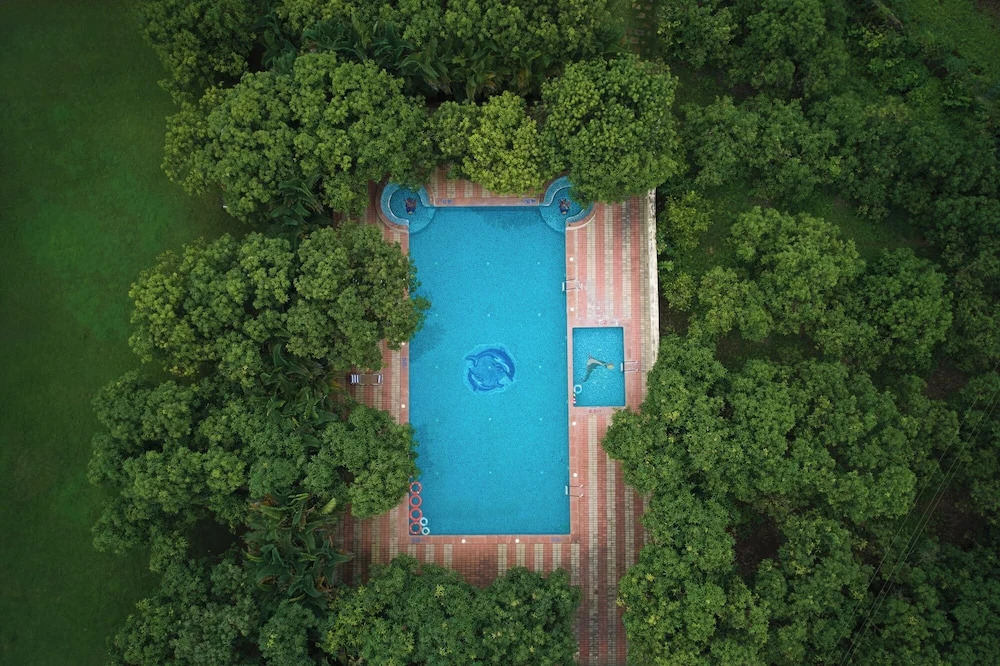 Сазан: Sarovar Portico Sasangir