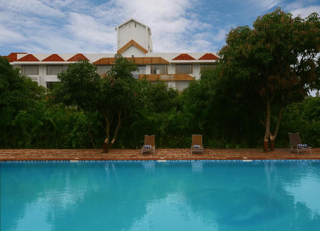 Сазан: Sarovar Portico Sasangir