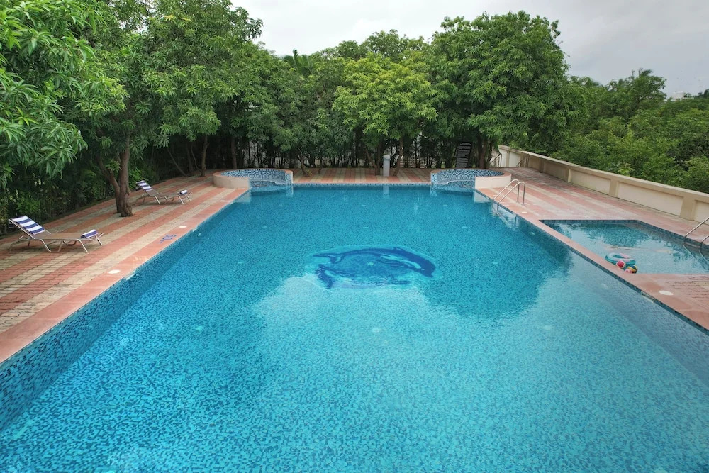 Сазан: Sarovar Portico Sasangir