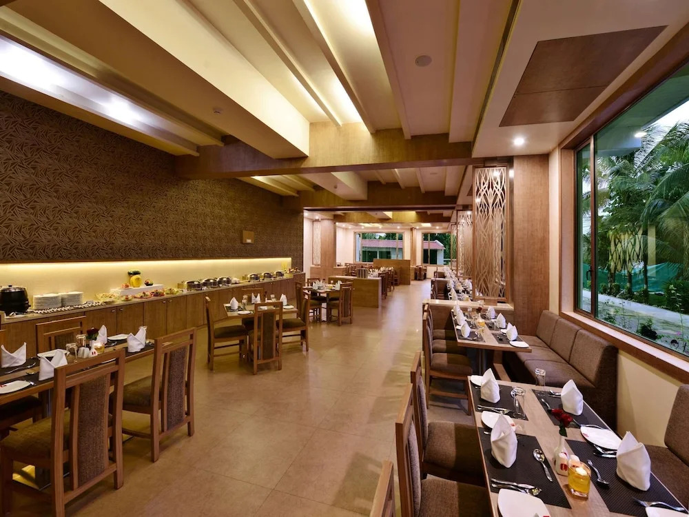 Сазан: Sarovar Portico Sasangir